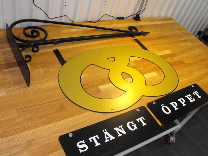 Kringlan-oppet-stangt Smideskylt formad som en kringla
